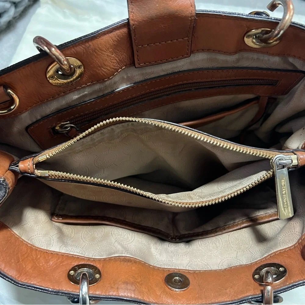 Micheal Kors Signature Tote - Picture 12 of 14